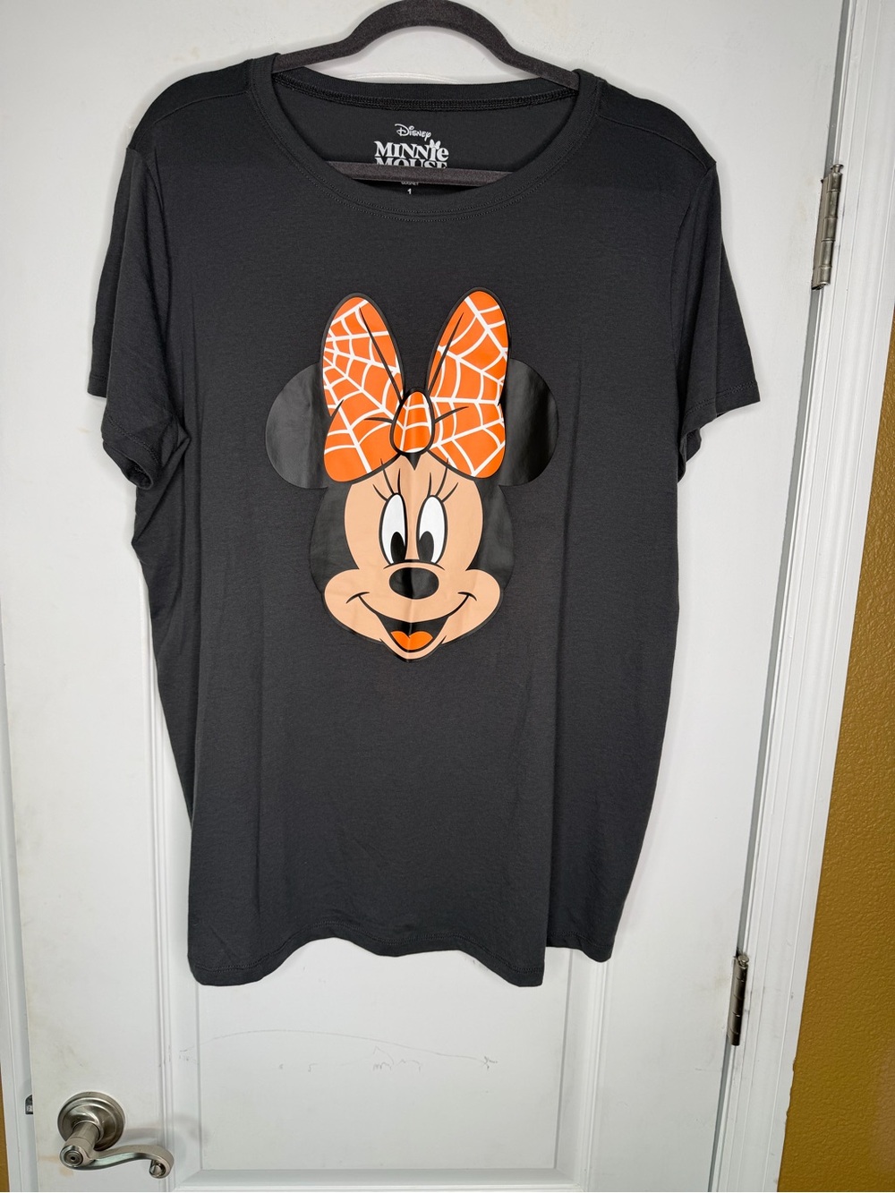 NWOT Disney Minnie Mouse Halloween Short Sleeve Graphic Tee In Gray. Size 1X